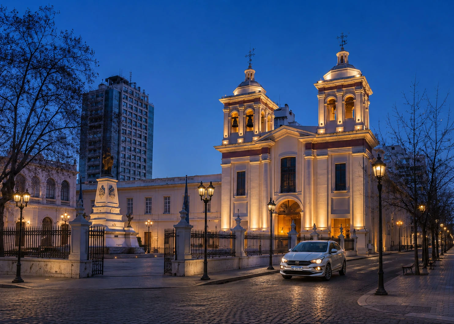 Centro histórico de la ciudad de Córdoba iluminado durante un traslado urbano